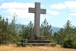 Croix au dessus de Payrin (au fond le Pic de Nore)