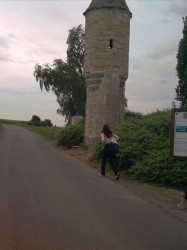 Arrivée sur l'échauguette, la randonneuse ne sera sûrement plus là.