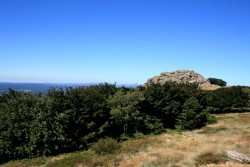 Roc de Peyremaux Alt.:1008m (Echelle donnée par la personne en haut)