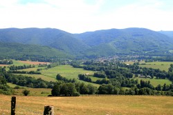 Albine, en haut les éoliennes à gauche, Roc de Peyremaux à droite