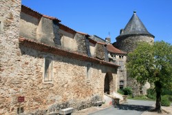 Eglise à gauche et chateau à droite