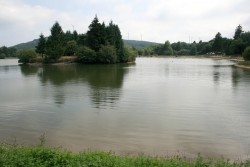 Lac de Pradelles Cabardès et son Ile (Baigneurs) Creusé en 1972, Nom: lac de Birotos
