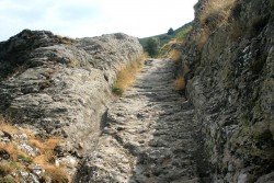 Voie Romaine remarquez la forme des rochers due aux moyeux de charrettes