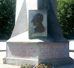 Pied du monument de Fontbruno (acces possible à la crypte)