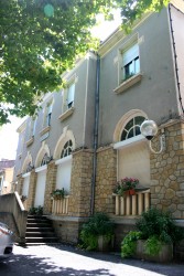 Mairie de Noailhac cachée par des platanes