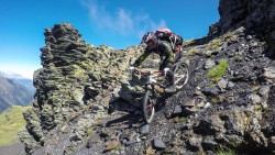 On dirait pas mais la tour rocheuse derrière doit bien faire 20 m !  
