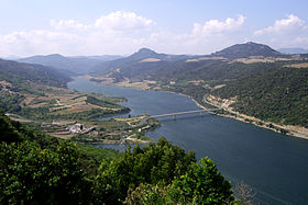 Caramany - Tour du lac
