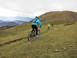 descente sur le col de sénépy - snénépy au fond  a droite