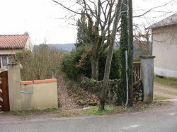 Suivez le sentier balisé entre les deux maisons