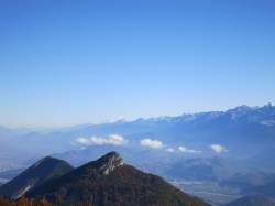 le mont blanc au fond a gauche