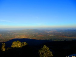 Vue sur Jouques et la montagne de Vautubière depuis le sommet de Concors