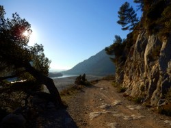 Chemin qui surplombe la Durance et la voie ferrée