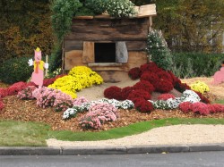 Bourges.Rond point J.Duclos.Décoration.Les 3 p'tits cochons et le grand méchant loup.