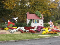 Bourges.Rond point J.Duclos.Décoration.Les 3 p'tits cochons et le grand méchant loup.
