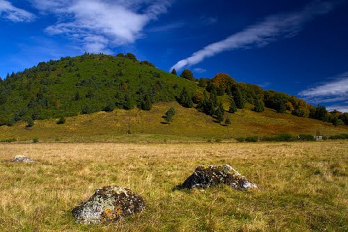 Le puy de Pourcharet et la haute vallée de la Sioule