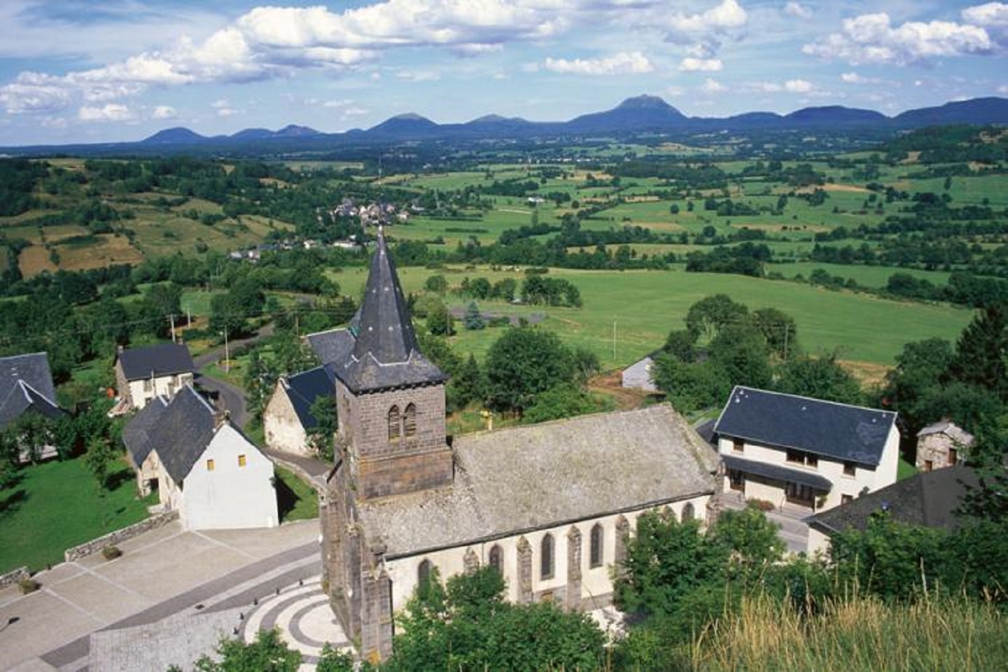 Saint-Pierre-Roche, le Sioulot et le puy d'Ebert