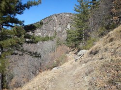 le sentier entre sarzit et le lac
