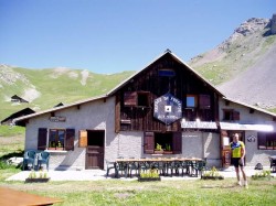 Le refuge de Furfande avec le Col derrière