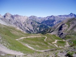 Vu du Col sur les derniers lacets.
