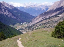 L'ascension du GR 58 vers le Col des Estrongues (Ceillac au fond)