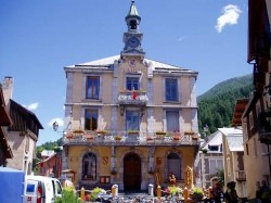La Mairie d'Aiguilles. Le magasin de cycle est à droite. Nous avons du remplacer une jante creusée, dans les "40 lacets", par un V-Brake en fin de patin...