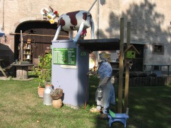 Equevilley.Découverte des épouvantails.Centre ville.Le baromètre de la Haute Patate.