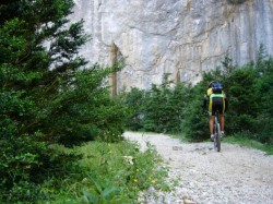 km 33 :  Dans les borges de la Frau,  en bas des falaises
