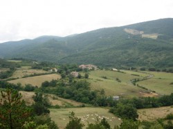 au pas de la Crouzette, vue sur le Presbytère de Buc, au fond les ruines de Belcastel