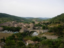 Départ de Lagrasse avec son abbaye des Bénédictins