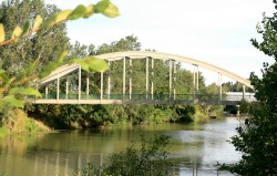 L'Aude: Pont routier et à l'arrière pont autoroutier