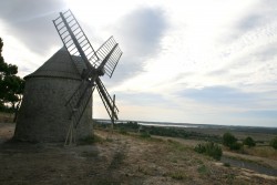 Moulin à vent situé au dessus de l'autoroute
