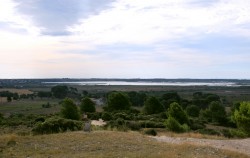 A gauche Vendres, en face son étang. Avant la descente observez le point de vue sur Beziers