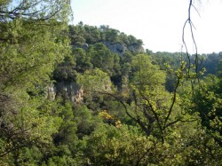 En face, colline de Notre Dame de la consolation