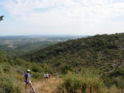 Km19 au fond Gadarache et les reliefs des Alpes avant de plonger dans une descente très technique
