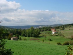  du vallon de la Pierre levée, au fond Figeac dans la vallée du Célé 