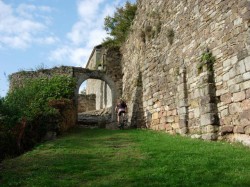 Entrée dans la dernière forteresse gauloise Uxellodunum
