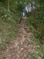 Pas mal de cailloux... une descente à pied s'impose