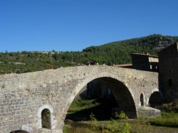 le parcours repart par le pont médiéval