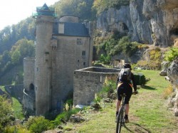 Château Privé  dans la falaise de Larroque Toirac