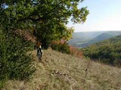 Vues sur la vallée du Lot.. en face l’Aveyron avec le Rouergue