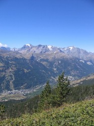 Le sentier en balcon offre de superbes points de vue sur la Guisane et les massifs environnants