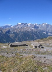 Les baraquements militaires au col de Granon