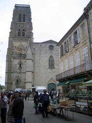 Hébergement tout confort et charmant recommandé en centre ville chez [url=http://www.lomagne-tourisme.com/lectoure-appartement-chambres-dhotes-luydlin.html]M. et Mme Luydlin[/url]

Et si vous avez envie de vous régaler devant un excellent repas, faites 