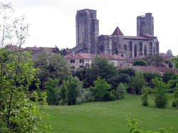La Romieu, collégiale St Pierre du XIII° et XIV° : cloître, église et nef aux dimensions surprenantes, tours.