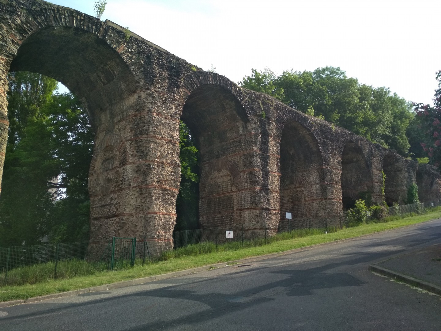 Aqueduc du Gier à partir du parc de la Tête d'Or
