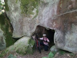 Le Manoir D'Oberman : le sentier passe en dessous