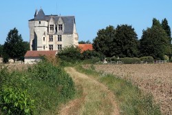 le parcours passe au pied du château de Montpensier.