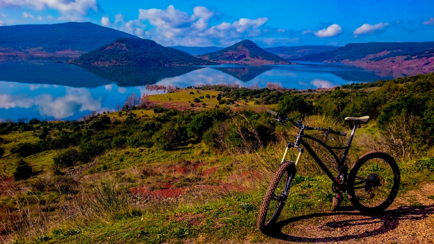 faire le tour du lac du salagou en vtt