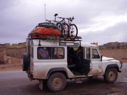 Entre des parcours en VTT, les liaisons se font en 4X4