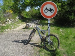 L'entrée du GR, moi pas être mobylette, donc moi passer.